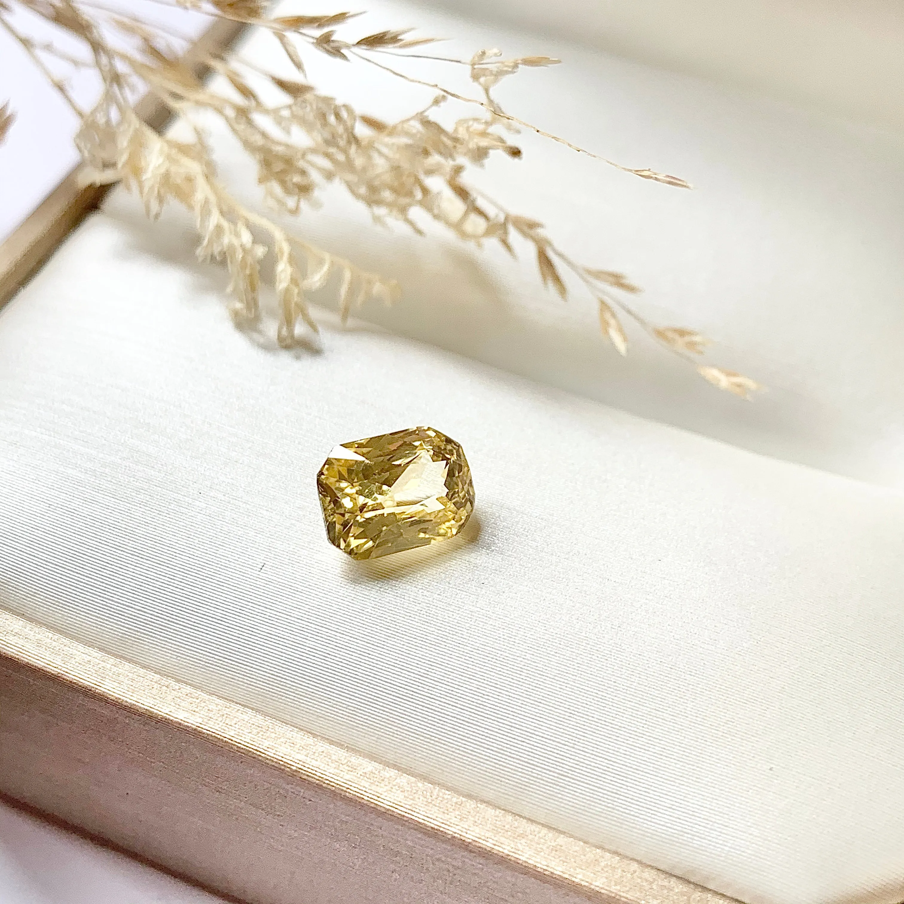 2.55ct Emerald Natural Yellow Sapphire No.12009
