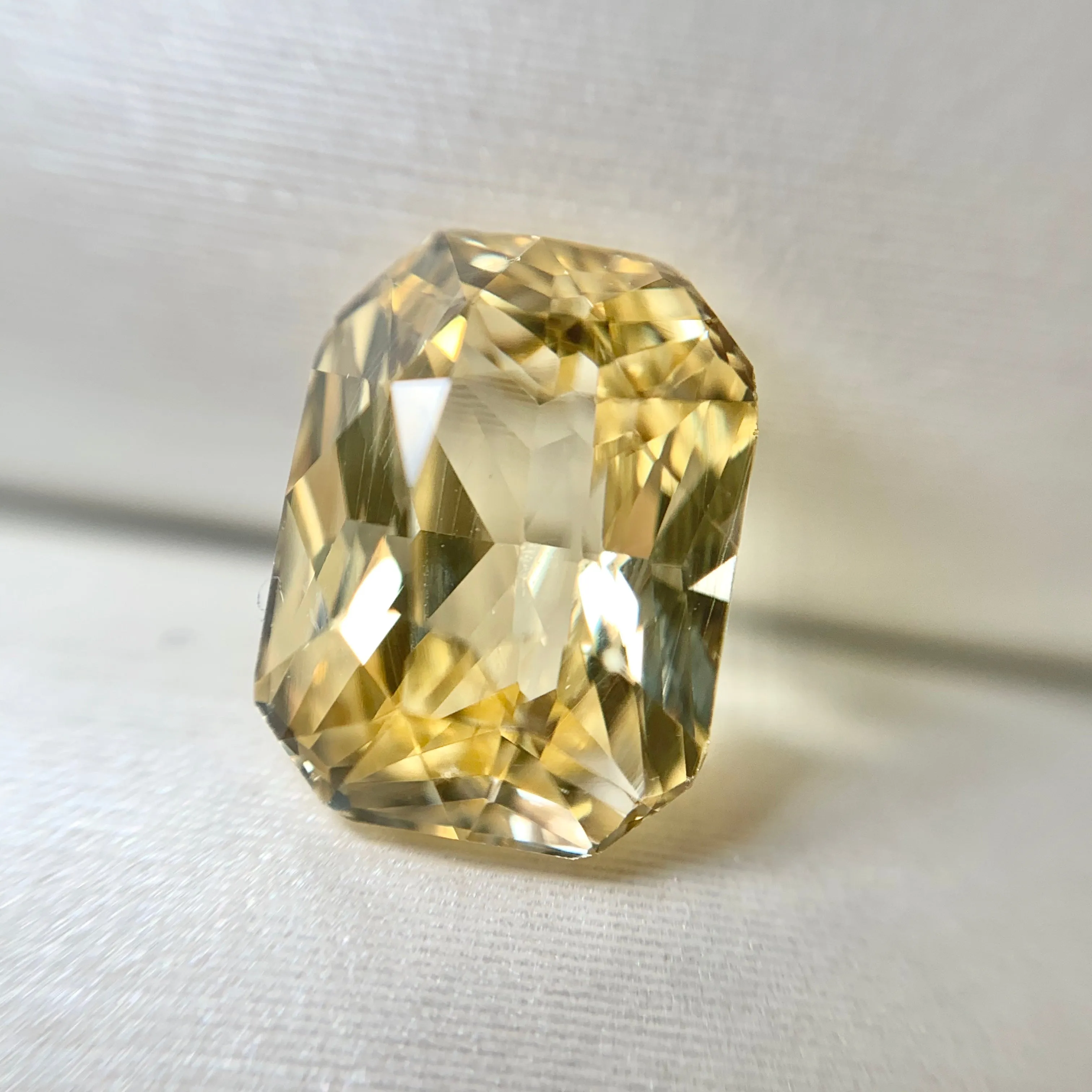 2.55ct Emerald Natural Yellow Sapphire No.12009