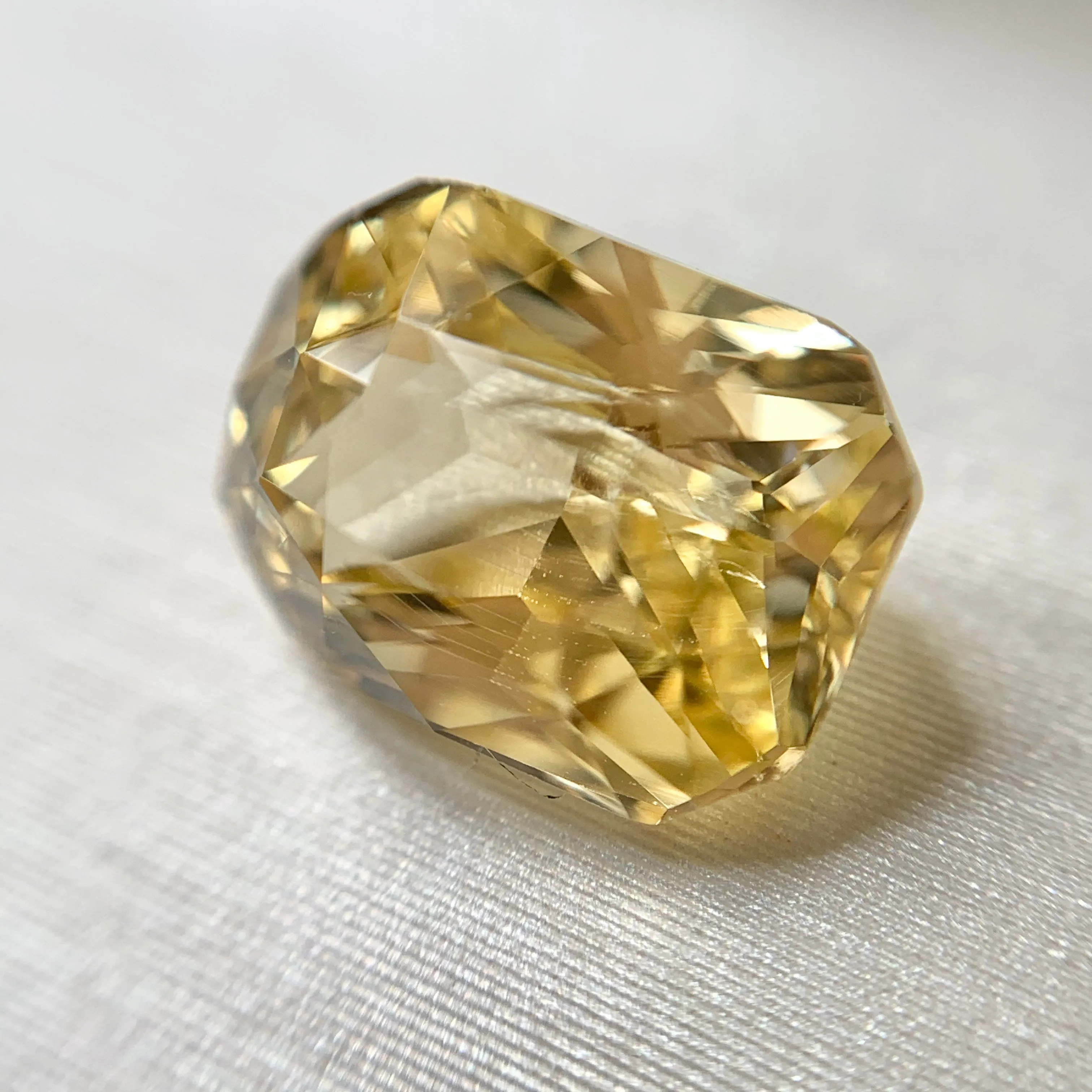 2.55ct Emerald Natural Yellow Sapphire No.12009