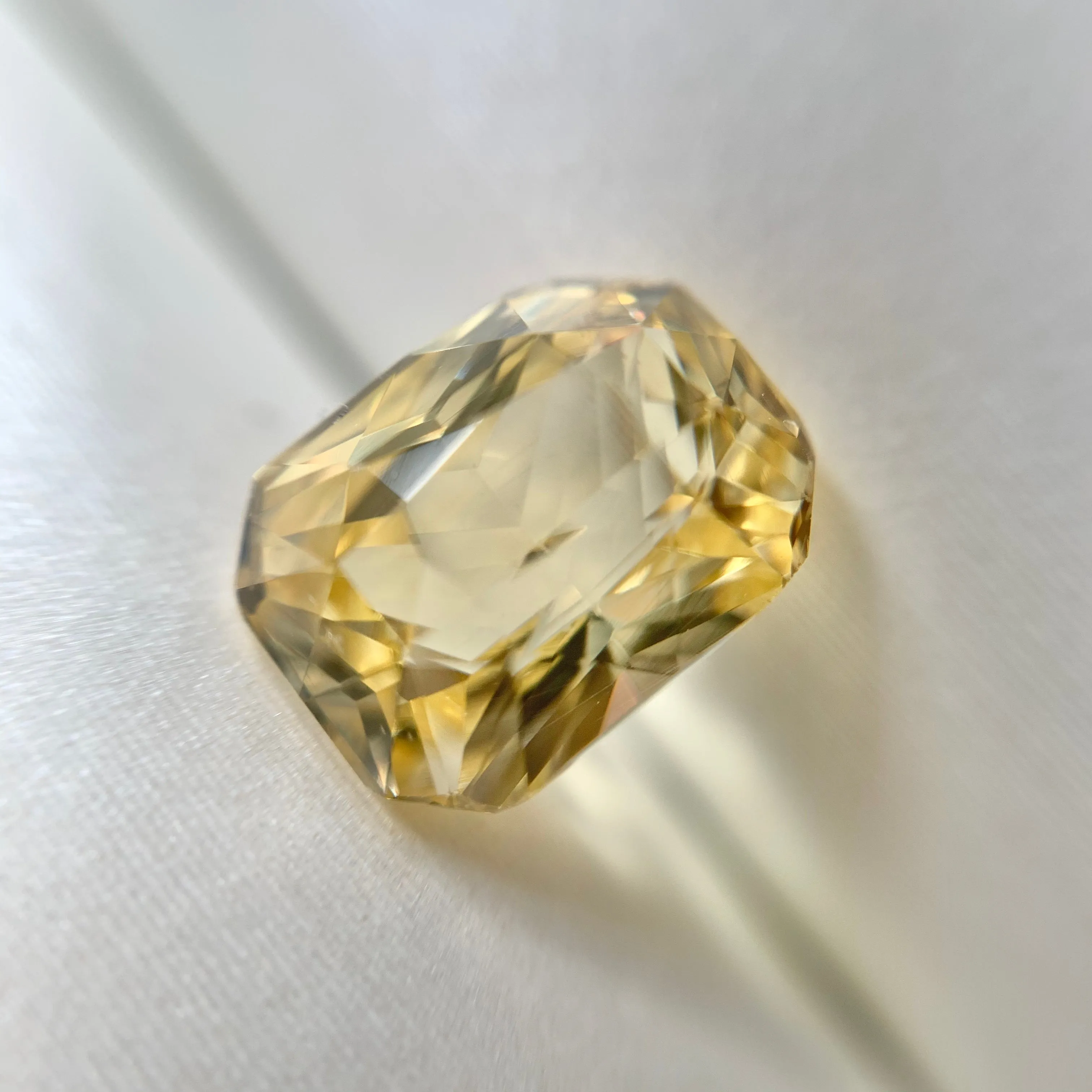 2.55ct Emerald Natural Yellow Sapphire No.12009