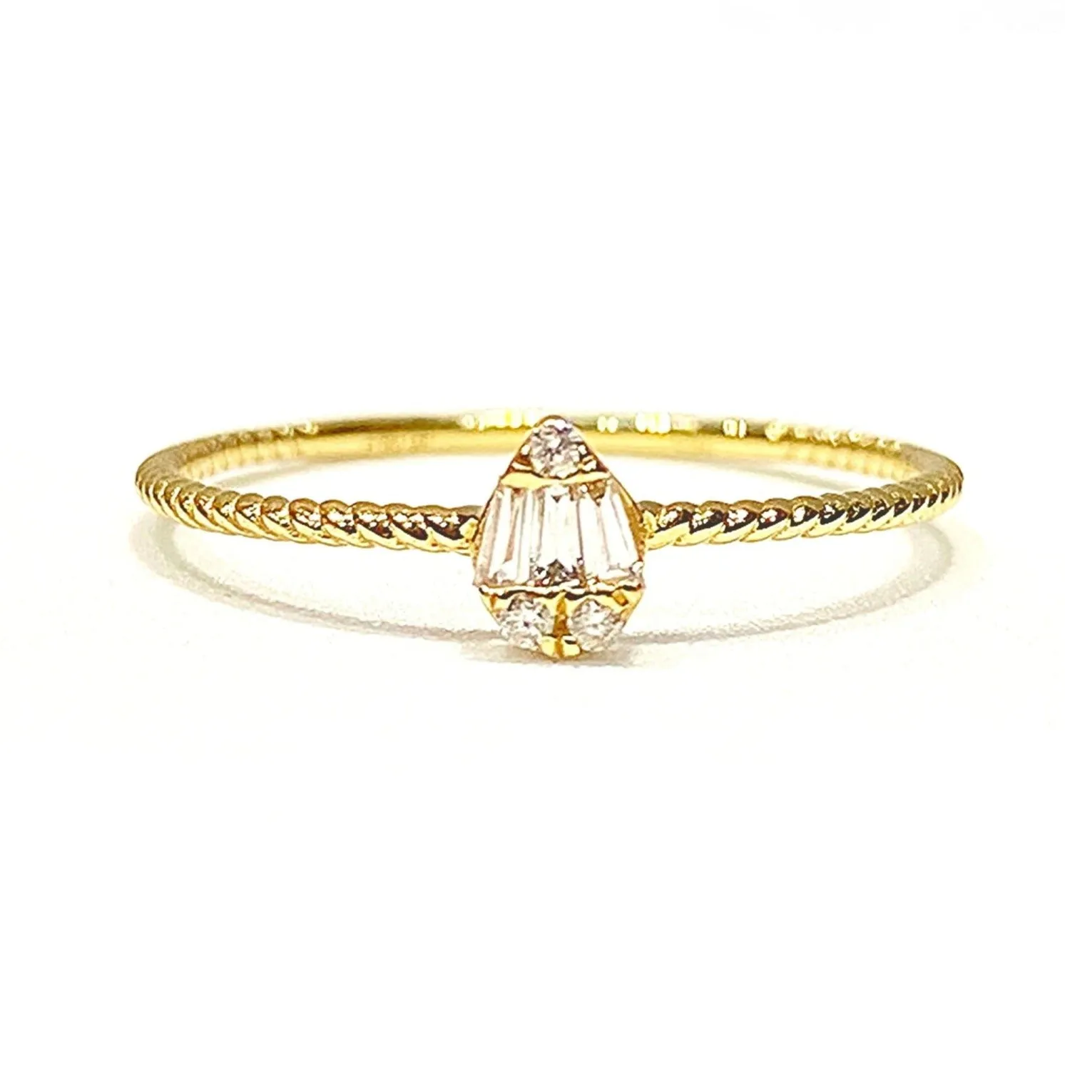 #LVNA2024 | Golden Pear Shape Dainty Diamond Ring 18kt