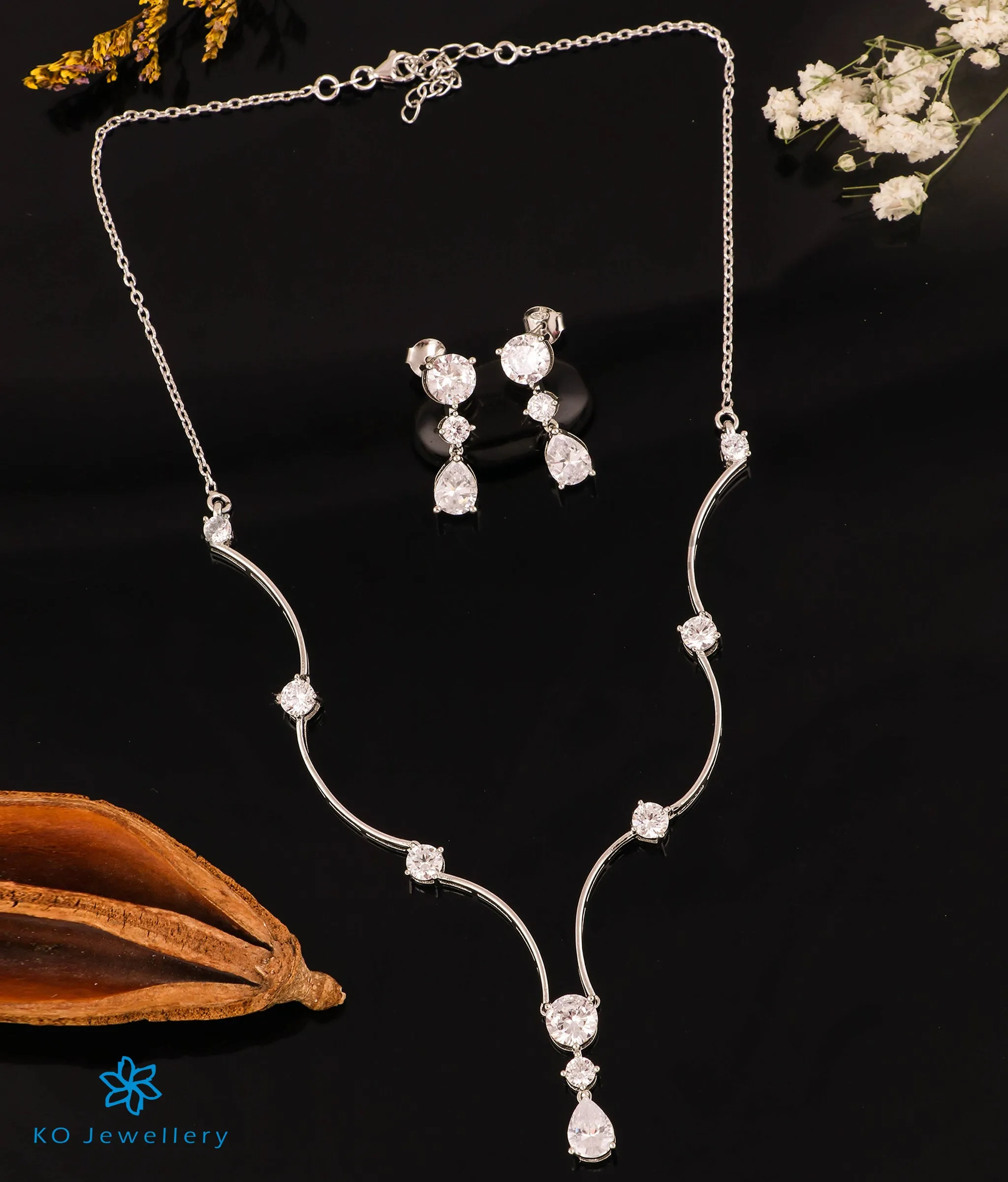 The Curvy Sparkle Silver Necklace & Earrings